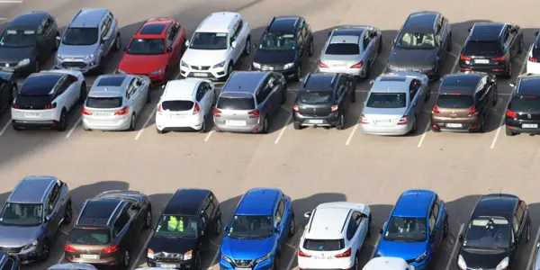 ¿Puede la Policía o la DGT multar en centros comerciales o supermercados por circular o aparcar mal?