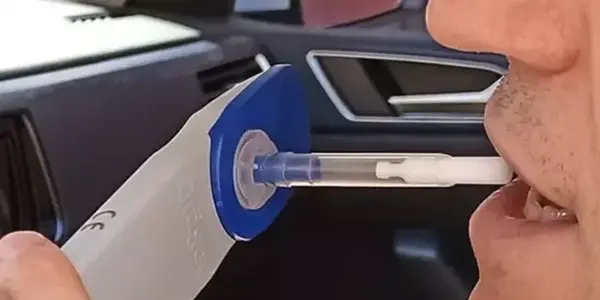 La DGT y un abogado experto nos confirman si es cierto que ya es legal consumir drogas en el coche