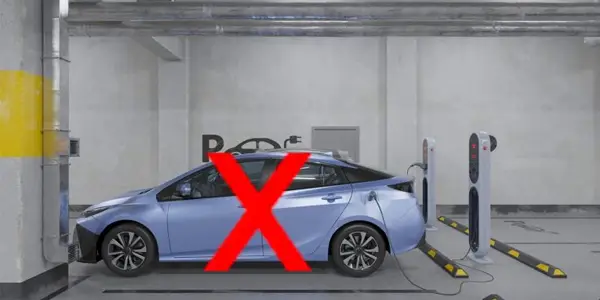 Expertos responden: ¿me pueden prohibir aparcar mi coche en un parking público por ser eléctrico?